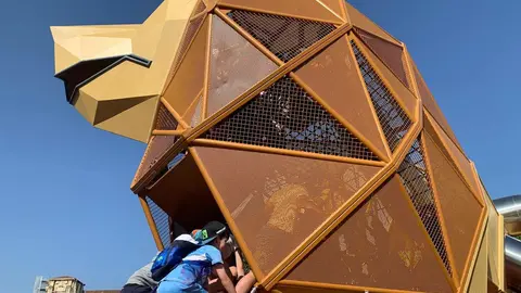 León inaugura el parque infantil con el león más grande del mundo | El alcalde de la ciudad, Antonio Diez, presenta la nueva área de juegos en la explanada de los Pendones Leoneses, presidida por una escultura de 6,6 metros pensada para el disfrute de niños de 3 a 12 años. Fotos: A.F. Reca