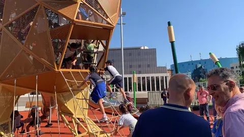 León inaugura el parque infantil con el león más grande del mundo | El alcalde de la ciudad, Antonio Diez, presenta la nueva área de juegos en la explanada de los Pendones Leoneses, presidida por una escultura de 6,6 metros pensada para el disfrute de niños de 3 a 12 años. Fotos: A.F. Reca