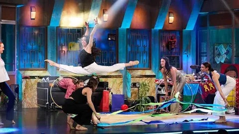 Andrea Fernández y Andrea Corral, dos jóvenes gimnastas leonesas, se convirtieron en protagonistas este miércoles en el programa La Revuelta, presentado por David Broncano, junto al resto del equipo nacional de gimnasia rítmica. Tras hacer historia con tres medallas de oro en el Campeonato de Europa celebrado este mes de junio en Tallin (Estonia), las deportistas acudieron al plató para celebrar sus logros y visibilizar su disciplina ante el gran público.