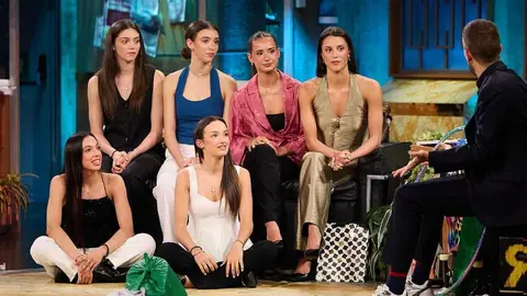 Andrea Fernández y Andrea Corral, dos jóvenes gimnastas leonesas, se convirtieron en protagonistas este miércoles en el programa La Revuelta, presentado por David Broncano, junto al resto del equipo nacional de gimnasia rítmica. Tras hacer historia con tres medallas de oro en el Campeonato de Europa celebrado este mes de junio en Tallin (Estonia), las deportistas acudieron al plató para celebrar sus logros y visibilizar su disciplina ante el gran público.