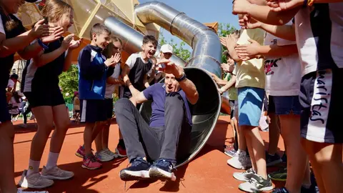 El alcalde de León, José Antonio Diez, visita el nuevo parque infantil de la explanada Pendones Leoneses. / CAMPILLO