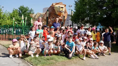 El alcalde de León, José Antonio Diez, visita el nuevo parque infantil de la explanada Pendones Leoneses. / CAMPILLO