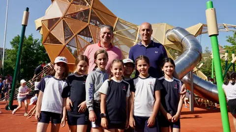 El alcalde de León, José Antonio Diez, visita el nuevo parque infantil de la explanada Pendones Leoneses. / CAMPILLO