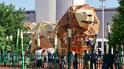 El alcalde de León, José Antonio Diez, visita el nuevo parque infantil de la explanada Pendones Leoneses. / CAMPILLO