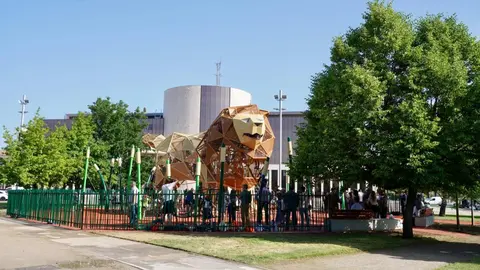 El alcalde de León, José Antonio Diez, visita el nuevo parque infantil de la explanada Pendones Leoneses. / CAMPILLO