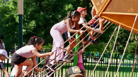 El alcalde de León, José Antonio Diez, visita el nuevo parque infantil de la explanada Pendones Leoneses. / CAMPILLO