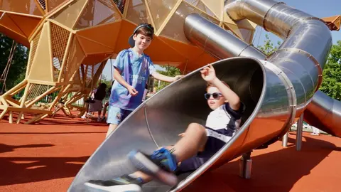 El alcalde de León, José Antonio Diez, visita el nuevo parque infantil de la explanada Pendones Leoneses. / CAMPILLO
