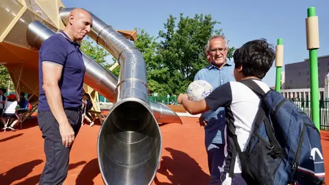 El alcalde de León, José Antonio Diez, visita el nuevo parque infantil de la explanada Pendones Leoneses. / CAMPILLO