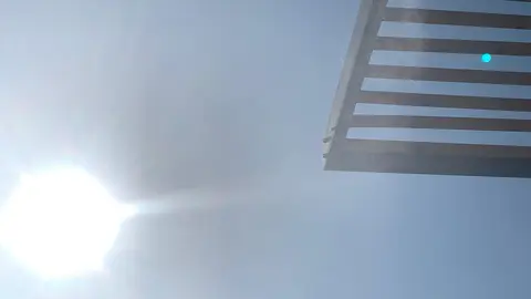 El Ayuntamiento de León recibirá a lo largo de las próximas semanas las placas fotovoltaicas que cubrirán la parte superior de la pérgola bioclimática instalada en la avenida de Reyes Leoneses.
