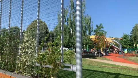 El Ayuntamiento de León recibirá a lo largo de las próximas semanas las placas fotovoltaicas que cubrirán la parte superior de la pérgola bioclimática instalada en la avenida de Reyes Leoneses