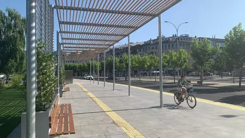 El Ayuntamiento de León recibirá a lo largo de las próximas semanas las placas fotovoltaicas que cubrirán la parte superior de la pérgola bioclimática instalada en la avenida de Reyes Leoneses