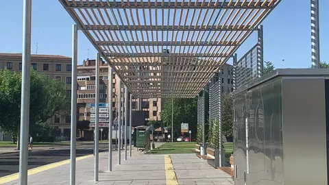 El Ayuntamiento de León recibirá a lo largo de las próximas semanas las placas fotovoltaicas que cubrirán la parte superior de la pérgola bioclimática instalada en la avenida de Reyes Leoneses