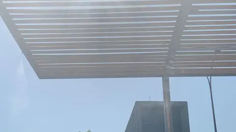 El Ayuntamiento de León recibirá a lo largo de las próximas semanas las placas fotovoltaicas que cubrirán la parte superior de la pérgola bioclimática instalada en la avenida de Reyes Leoneses