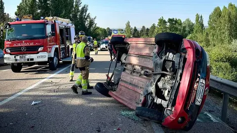 El vehículo accidentado, en una imagen de Bomberos León.
