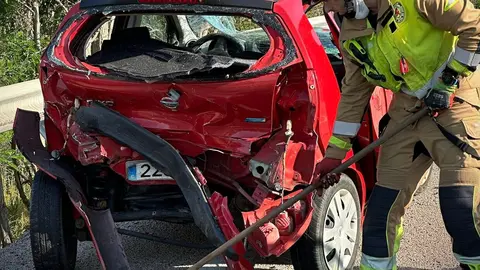 El vehículo accidentado, en una imagen de Bomberos León.