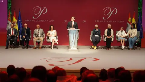 El poeta Juan Antonio González Iglesias apela a la poesía y la humanidad en una ceremonia marcada por la emoción, donde brillaron María Caamaño, los astronautas leoneses y la ingeniera Elena García Armada. Fotos: Rubén Cacho