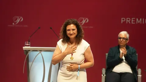 El poeta Juan Antonio González Iglesias apela a la poesía y la humanidad en una ceremonia marcada por la emoción, donde brillaron María Caamaño, los astronautas leoneses y la ingeniera Elena García Armada. Fotos: Rubén Cacho