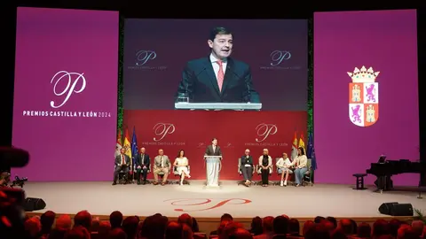 El poeta Juan Antonio González Iglesias apela a la poesía y la humanidad en una ceremonia marcada por la emoción, donde brillaron María Caamaño, los astronautas leoneses y la ingeniera Elena García Armada. Fotos: Rubén Cacho