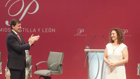 El poeta Juan Antonio González Iglesias apela a la poesía y la humanidad en una ceremonia marcada por la emoción, donde brillaron María Caamaño, los astronautas leoneses y la ingeniera Elena García Armada. Fotos: Rubén Cacho