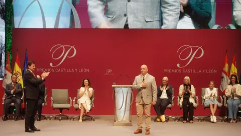 El poeta Juan Antonio González Iglesias apela a la poesía y la humanidad en una ceremonia marcada por la emoción, donde brillaron María Caamaño, los astronautas leoneses y la ingeniera Elena García Armada. Fotos: Rubén Cacho