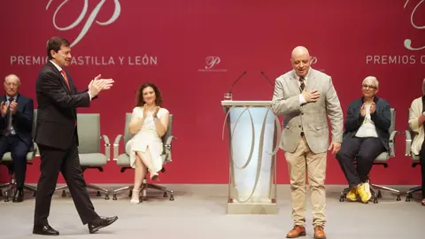 El poeta Juan Antonio González Iglesias apela a la poesía y la humanidad en una ceremonia marcada por la emoción, donde brillaron María Caamaño, los astronautas leoneses y la ingeniera Elena García Armada. Fotos: Rubén Cacho