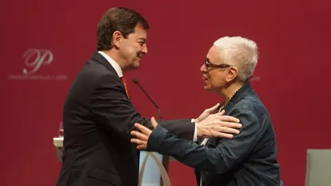 El poeta Juan Antonio González Iglesias apela a la poesía y la humanidad en una ceremonia marcada por la emoción, donde brillaron María Caamaño, los astronautas leoneses y la ingeniera Elena García Armada. Fotos: Rubén Cacho