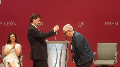 El poeta Juan Antonio González Iglesias apela a la poesía y la humanidad en una ceremonia marcada por la emoción, donde brillaron María Caamaño, los astronautas leoneses y la ingeniera Elena García Armada. Fotos: Rubén Cacho