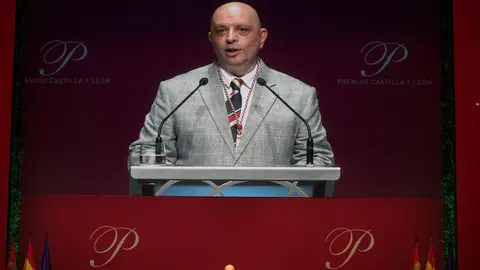 El poeta Juan Antonio González Iglesias apela a la poesía y la humanidad en una ceremonia marcada por la emoción, donde brillaron María Caamaño, los astronautas leoneses y la ingeniera Elena García Armada. Fotos: Rubén Cacho
