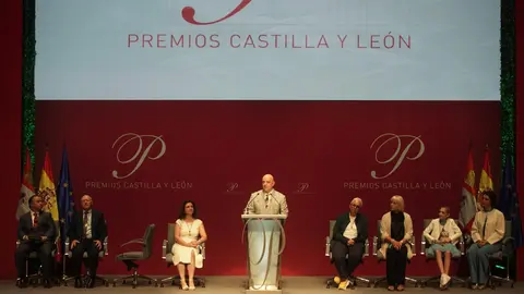 El poeta Juan Antonio González Iglesias apela a la poesía y la humanidad en una ceremonia marcada por la emoción, donde brillaron María Caamaño, los astronautas leoneses y la ingeniera Elena García Armada. Fotos: Rubén Cacho