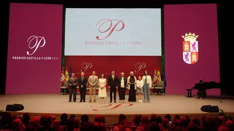 El poeta Juan Antonio González Iglesias apela a la poesía y la humanidad en una ceremonia marcada por la emoción, donde brillaron María Caamaño, los astronautas leoneses y la ingeniera Elena García Armada. Fotos: Rubén Cacho