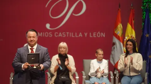 El poeta Juan Antonio González Iglesias apela a la poesía y la humanidad en una ceremonia marcada por la emoción, donde brillaron María Caamaño, los astronautas leoneses y la ingeniera Elena García Armada. Fotos: Rubén Cacho