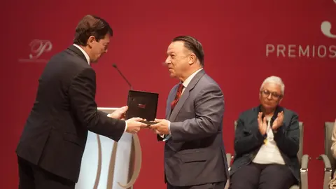 El poeta Juan Antonio González Iglesias apela a la poesía y la humanidad en una ceremonia marcada por la emoción, donde brillaron María Caamaño, los astronautas leoneses y la ingeniera Elena García Armada. Fotos: Rubén Cacho