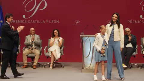 El poeta Juan Antonio González Iglesias apela a la poesía y la humanidad en una ceremonia marcada por la emoción, donde brillaron María Caamaño, los astronautas leoneses y la ingeniera Elena García Armada. Fotos: Rubén Cacho