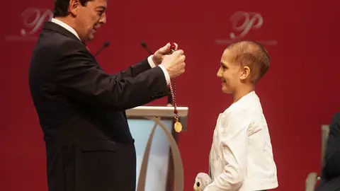 El poeta Juan Antonio González Iglesias apela a la poesía y la humanidad en una ceremonia marcada por la emoción, donde brillaron María Caamaño, los astronautas leoneses y la ingeniera Elena García Armada. Fotos: Rubén Cacho