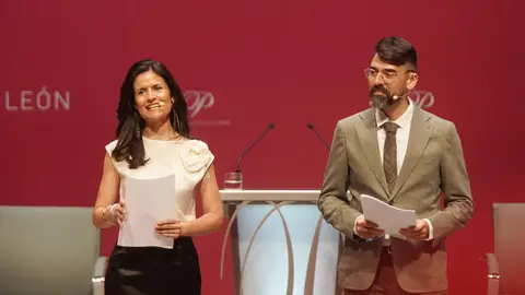 El poeta Juan Antonio González Iglesias apela a la poesía y la humanidad en una ceremonia marcada por la emoción, donde brillaron María Caamaño, los astronautas leoneses y la ingeniera Elena García Armada. Fotos: Rubén Cacho