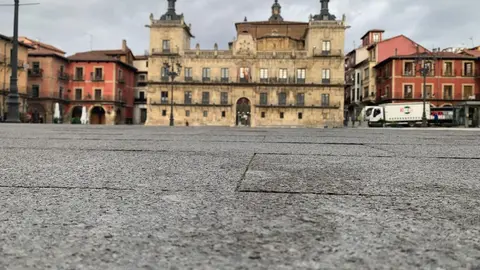 La emblemática Plaza Mayor de León, en el corazón del Casco Histórico, tras su remodelación./ A.F.R.
