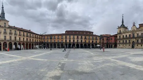 La emblemática Plaza Mayor de León, en el corazón del Casco Histórico, tras su remodelación./ A.F.R.