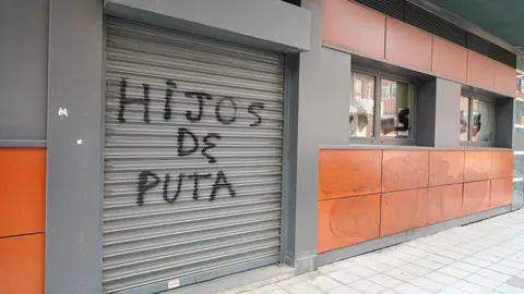 La sede del PSOE de León amanece con pintadas en su fachada y varios cristales rotos. Fotos: Campillo