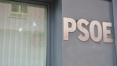 La sede del PSOE de León amanece con pintadas en su fachada y varios cristales rotos. Fotos: Campillo