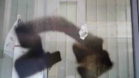 La sede del PSOE de León amanece con pintadas en su fachada y varios cristales rotos. Fotos: Campillo
