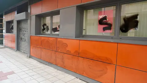 La sede del PSOE de León amanece con pintadas en su fachada y varios cristales rotos. Fotos: Campillo