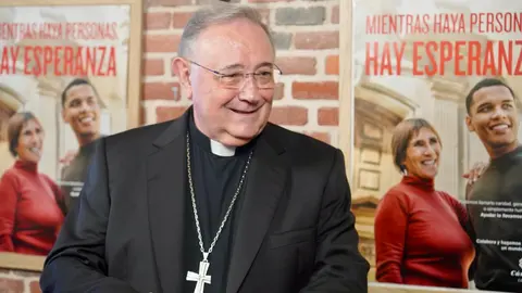 Cáritas León presenta la Memoria de actividad del pasado año, con la presencia del obispo Luis Ángel de las Heras, la directora de la entidad, Aurora Baza, y el delegado, Francisco José Pérez. / CAMPILLO