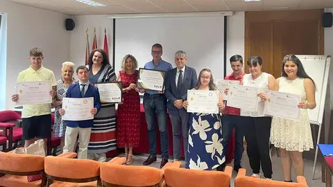 Siete alumnos de Amidown culminan su formación básica en Servicios Administrativos.