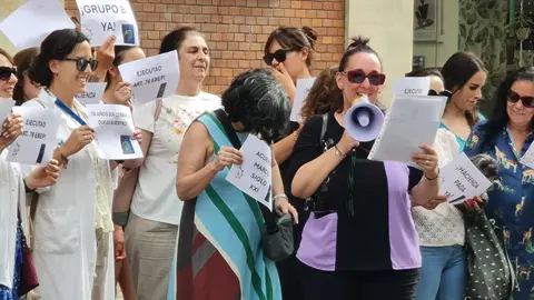 Los Técnicos Superiores Sanitarios (TSS) de León se han concentrado este jueves en la avenida Ordoño II, frente a la sede provincial del Ministerio de Economía y Hacienda, como parte de una serie de movilizaciones a nivel estatal.