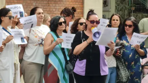 Los Técnicos Superiores Sanitarios (TSS) de León se han concentrado este jueves en la avenida Ordoño II, frente a la sede provincial del Ministerio de Economía y Hacienda, como parte de una serie de movilizaciones a nivel estatal.