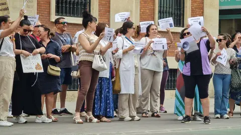 Los Técnicos Superiores Sanitarios (TSS) de León se han concentrado este jueves en la avenida Ordoño II, frente a la sede provincial del Ministerio de Economía y Hacienda, como parte de una serie de movilizaciones a nivel estatal.