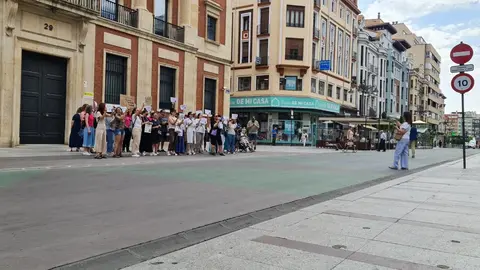 Los Técnicos Superiores Sanitarios (TSS) de León se han concentrado este jueves en la avenida Ordoño II, frente a la sede provincial del Ministerio de Economía y Hacienda, como parte de una serie de movilizaciones a nivel estatal.