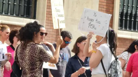Los Técnicos Superiores Sanitarios (TSS) de León se han concentrado este jueves en la avenida Ordoño II, frente a la sede provincial del Ministerio de Economía y Hacienda, como parte de una serie de movilizaciones a nivel estatal.