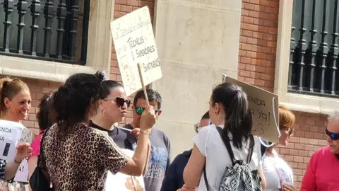 Los Técnicos Superiores Sanitarios (TSS) de León se han concentrado este jueves en la avenida Ordoño II, frente a la sede provincial del Ministerio de Economía y Hacienda, como parte de una serie de movilizaciones a nivel estatal.
