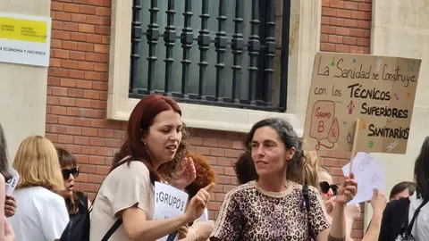 Los Técnicos Superiores Sanitarios (TSS) de León se han concentrado este jueves en la avenida Ordoño II, frente a la sede provincial del Ministerio de Economía y Hacienda, como parte de una serie de movilizaciones a nivel estatal.